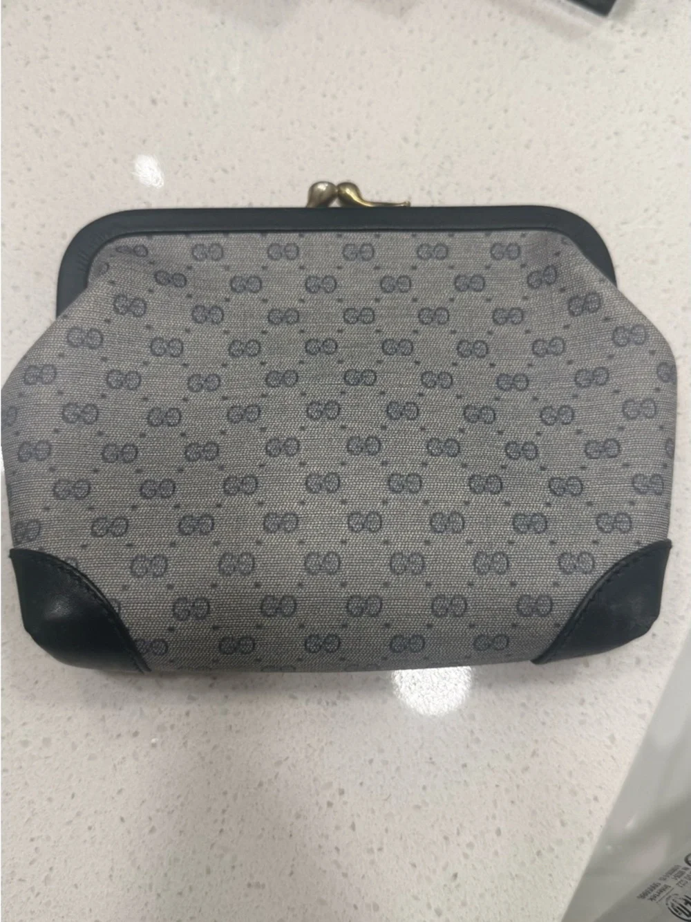 *AUTHENTIC* Vintage Gucci Black Leather Wallet with Gold Double-G Kiss Lock - Picture 2 of 5